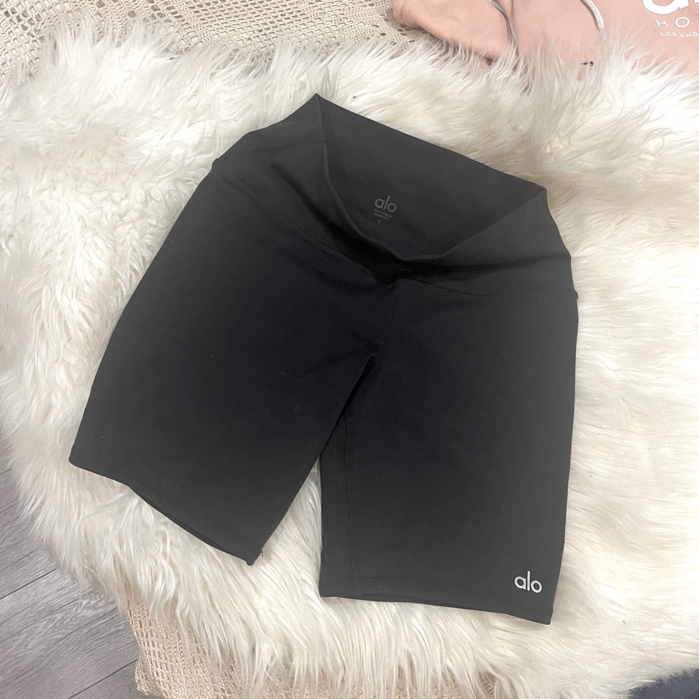 Alo yoga shorts - black